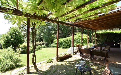 Podere Le Muricce: Plante, Bygning, Skygge, Træ, Græs, Sommerhus, Fritid, Landskab, Ejendom, Toner Og Skygger