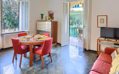 Apartment Sirene 3: Bord, Møbel, Ejendom, Vindue, Træ, Bygning, Stol, Indretning, Stue, Billedramme