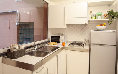 Apartment Sirene 4: Cabinetry, Køkkenvask, Ejendom, Håndvask, Countertop, Komfur, Køkken Apparat, Køkken, Husholdningsapparat, Tap