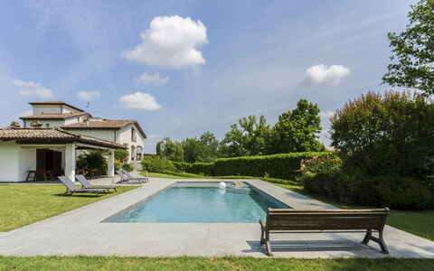 Casa del Marchese, Pool, Wifi, Castell' Arquato: Sky, Himmel, Vand, Plante, Ejendom, Udendørs Bench, Bygning, Svømmepøl, Skygge, Udendørs Møbler