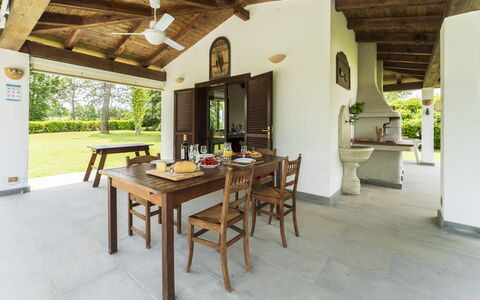 Casa del Marchese, Pool, Wifi, Castell' Arquato: Bord, Bygning, Træ, Indretning, Arkitektur, Plante, Stue, Etage, Stueplante, Gulvbelægning