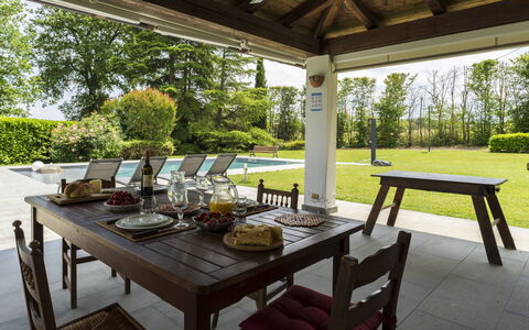 Casa del Marchese, Pool, Wifi, Castell' Arquato: Bord, Ejendom, Møbel, Plante, Bordservice, Udendørs Bord, Udendørs Møbler, Skygge, Mad, Træ