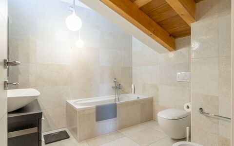 Casa del Marchese, Pool, Wifi, Castell' Arquato: Sanitærarmatur, Ejendom, Badekar, Tap, Badeværelse, Bygning, Træ, Belysning, Indretning, Arkitektur