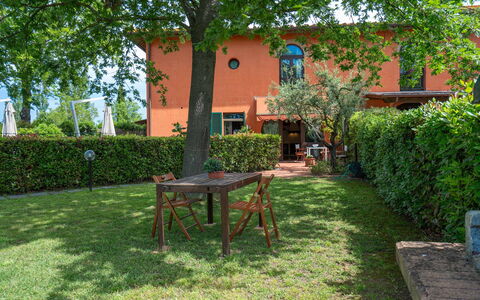 Casa Bellosguardo a Vinci: Plante, Ejendom, Bord, Vindue, Træ, Blad, Bygning, Udendørs Møbler, Land Lot, Udendørs Bord