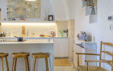 Lamia del Grano: Bord, Møbel, Azure, Træ, Indretning, Reoler, Køkken, Skrivebord, Countertop, Stol