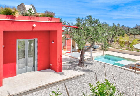 Lamia del Grano: Plante, Himmel, Ejendom, Vand, Svømmepøl, Bygning, Arkitektur, Træ, Skygge, Væg