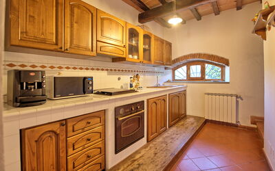 Loggiato: Cabinetry, Ejendom, Countertop, Træ, Køkken, Køkken Apparat, Komfur, Indretning, Bejdse, Gulvbelægning