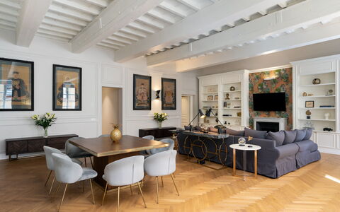 Bargello Penthouse Luxury Apartment in Florence by: Billedramme, Bord, Møbel, Plante, Indretning, Belysning, Stueplante, Gulvbelægning, Stue, Couch