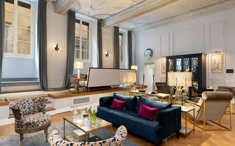 Pazzi Penthouse Luxury Apartment in Florence by Pa: Couch, Bord, Møbel, Ejendom, Billedramme, Indretning, Vindue, Belysning, Studio Couch, Stue