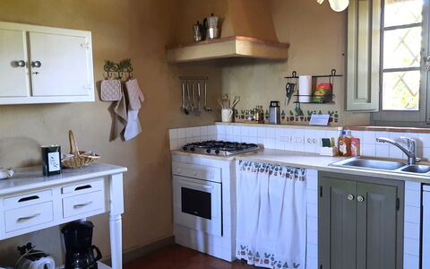 Villa San Giovanni: Cabinetry, Ejendom, Countertop, Køkken, Komfur, Træ, Køkken Apparat, Belysning, Husholdningsapparat, Vindue