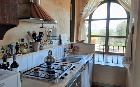 Villa San Giovanni: Køkkenvask, Ejendom, Tap, Cabinetry, Countertop, Håndvask, Vindue, Gaskomfur, Komfur, Køkken Apparat