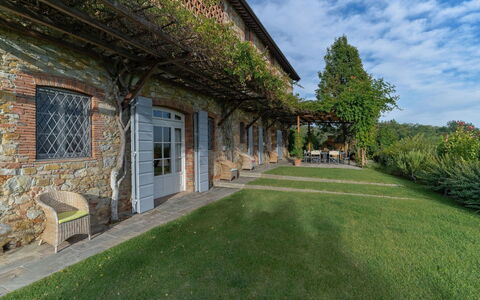 Villa Marlia: Plante, Sky, Ejendom, Himmel, Bygning, Vindue, Træ, Land Lot, Græs, Sommerhus