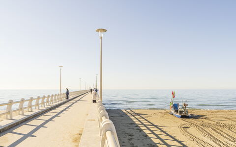 Villa Le Fontanelle In Forte Dei Marmi With Ac: Hav, Horisont, Ocean, Coastal Og Oceaniske Landskabsformer, Kyst, Strand, Kyst, Walkway, Boardwalk