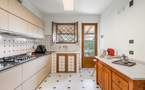 Villa Le Fontanelle In Forte Dei Marmi With Ac: Cabinetry, Countertop, Ejendom, Møbel, Håndvask, Køkkenvask, Køkken, Skuffe, Træ, Komfur