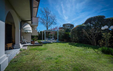 Villa Le Fontanelle In Forte Dei Marmi With Ac: Himmel, Sky, Plante, Ejendom, Land Lot, Træ, Bygning, Urban Design, Græs, Ejendom
