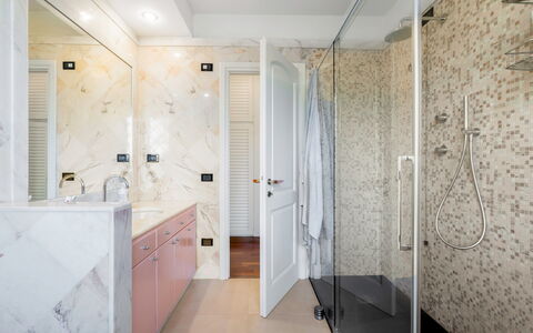 Villa Le Fontanelle In Forte Dei Marmi With Ac: Spejl, Ejendom, Tap, Håndvask, Sanitærarmatur, Badeværelsesskab, Indretning, Arkitektur, Badeværelse