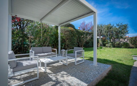 Villa Le Fontanelle In Forte Dei Marmi With Ac: Plante, Himmel, Skygge, Udendørs Møbler, Træ, Stol, Ejendom, Boligområde, Landskab, Fritid