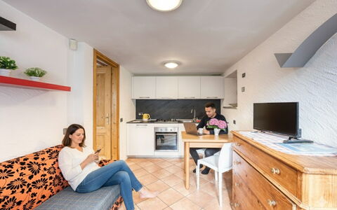 Incanto Walser Apartments Testa: Møbel, Indretning, Bord, Værelse, Loft, Countertop, Lejlighed, Stol, Cabinetry, Skrivebord