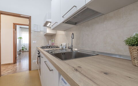 Casa Rivamare: Tap, Cabinetry, Countertop, Håndvask, Køkkenvask, Plante, Sanitærarmatur, Bygning, Køkken, Stueplante