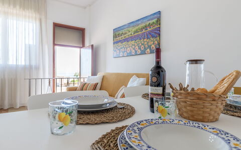 Casa Rivamare: Bord, Ejendom, Møbel, Bordservice, Vindue, Tallerkner, Azure, Flaske, Textile, Træ