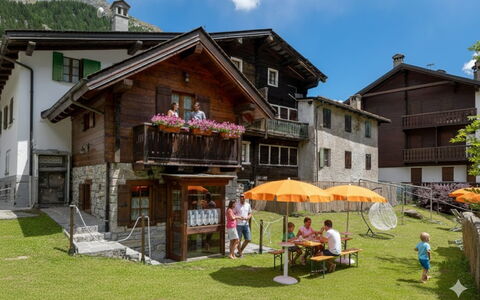 Incanto Walser Apartments Ronco: Hus, Hjem, Sommerhus, Bjergkæde, Hældning, Dal, Landsby, Bjerglandsby, Alps, Altan
