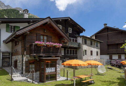 Incanto Walser Apartments Ronco: Himmel, Bygning, Plante, Sky, Ejendom, Vindue, Hus, Blomst, Land Lot, Sommerhus