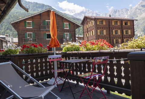 Appartamento Piazza Centrale: Plante, Himmel, Ejendom, Bygning, Sky, Vindue, Blomst, Træ, Bjerg, Træ