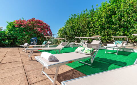 Villa La Pagliarina: Himmel, Plante, Udendørs Møbler, Skygge, Urban Design, Græs, Udendørs Bench, Udendørs Bord, Fritid, Landskab