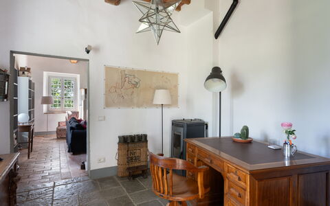 Casa Mirandola: Bord, Møbel, Ejendom, Billedramme, Træ, Belysning, Indretning, Stueplante, Etage
