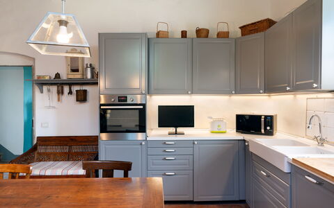 Casa Mirandola: Cabinetry, Countertop, Ejendom, Bygning, Møbel, Skuffe, Komfur, Træ, Køkken Apparat, Håndvask
