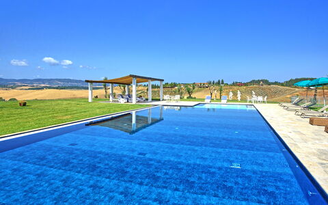 Villa Campana: Himmel, Vand, Plante, Svømmepøl, Azure, Sky, Fritid, Skygge, Bygning, Udendørs Møbler