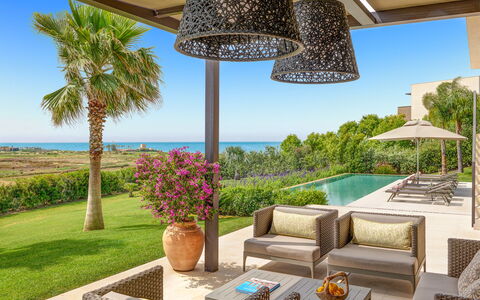 Villa Smeraldo - Sea Front | By Rocco Forte Villas: Himmel, Plante, Ejendom, Vand, Bygning, Azure, Natur, Blomsterkrukke, Skygge, Belysning