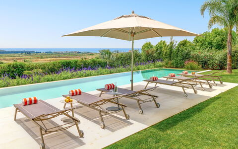 Villa Smeraldo - Sea Front | By Rocco Forte Villas: Møbel, Ejendom, Plante, Himmel, Paraply, Bord, Skygge, Azure, Udendørs Møbler, Træ