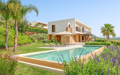 Villa Smeraldo - Sea Front | By Rocco Forte Villas: Plante, Vand, Ejendom, Bygning, Himmel, Azure, Træ, Blomst, Arkitektur, Svømmepøl