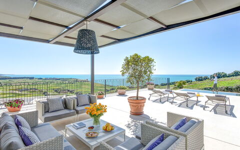 Villa Smeraldo - Sea Front | By Rocco Forte Villas: Himmel, Plante, Vand, Ejendom, Møbel, Bord, Blomsterkrukke, Azure, Bygning, Skygge