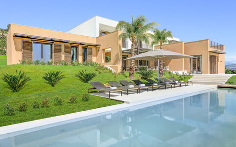 Villa Corallo - Sea Front | By Rocco Forte Villas: Bygning, Plante, Vand, Himmel, Azure, Vindue, Træ, Svømmepøl, Boligområde, Arecales