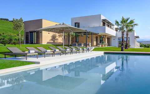 Villa Corallo - Sea Front | By Rocco Forte Villas: Vand, Himmel, Bygning, Azure, Plante, Skygge, Svømmepøl, Træ, Urban Design, Boligområde