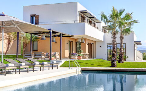 Villa Corallo - Sea Front | By Rocco Forte Villas: Vand, Ejendom, Himmel, Bygning, Plante, Træ, Urban Design, Fritid, Boligområde, Svømmepøl
