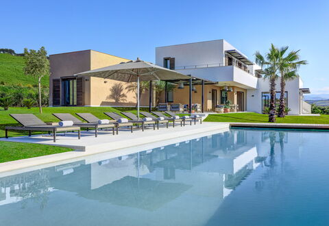 Villa Corallo - Sea Front | By Rocco Forte Villas: Vand, Himmel, Bygning, Azure, Plante, Skygge, Svømmepøl, Træ, Urban Design, Boligområde