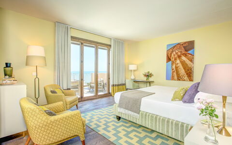Villa Topazio - Sea View | By Rocco Forte Villas: Møbel, Ejendom, Azure, Komfort, Indretning, Textile, Træ, Stol, Lampe, Gul