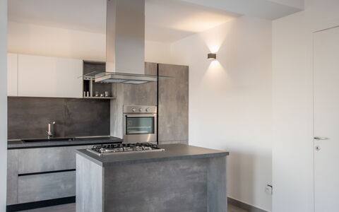 Eremita Villa Sicily: Ejendom, Cabinetry, Håndvask, Countertop, Køkkenvask, Bygning, Træ, Tap, Komfur, Indretning