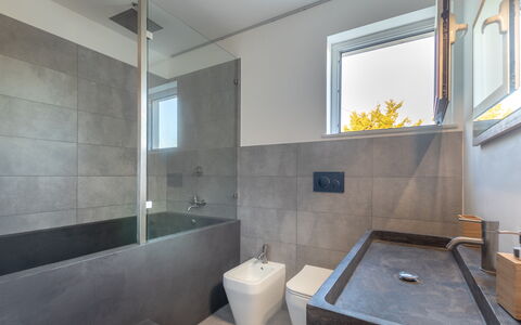 Eremita Villa Sicily: Badekar, Sanitærarmatur, Badeværelse, Tap, Træ, Belysning, Indretning, Gulvbelægning, Etage