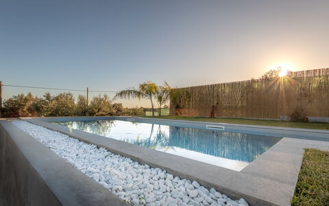 Eremita Villa Sicily: Himmel, Vand, Vandressourcer, Ejendom, Plante, Lys, Arkitektur, Krop Af Vand, Græs, Væg