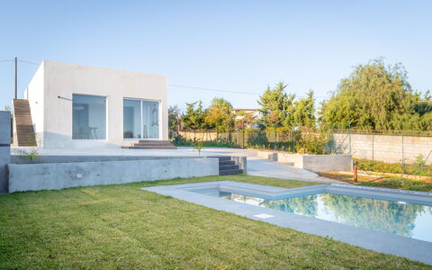 Eremita Villa Sicily: Himmel, Vand, Plante, Træ, Græs, Svømmepøl, Vindue, Boligområde, Landskab, Skygge