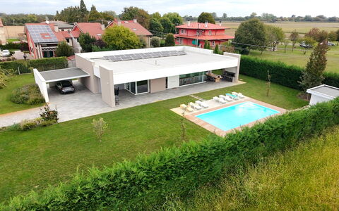 Stima Home, Padova, Pool, Ac: Svømmepøl, Skygge, Udvej, Estate, Gårdsplads, Kunstgræs, Design, Landscaping, Villa, Gård