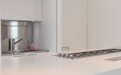 Villa Vinner: Countertop, Køkken Apparat, Cabinetry, Håndvask, Træ, Gulvbelægning, Køkken, Rektangel, Husholdningsapparat, Større Bandage