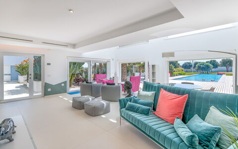 Villa Vinner: Ejendom, Couch, Plante, Komfort, Stueplante, Indretning, Stue, Studio Couch, Etage, Gulvbelægning
