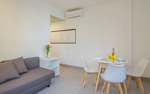 Giacomo: Plante, Vand, Bygning, Ejendom, Natur, Azure, Træ, Vindue, Svømmepøl, Land Lot