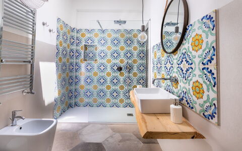 Alma Suite: Ejendom, Sanitærarmatur, Purple, Badeforhæng, Badeværelse, Blå, Bygning, Badekar, Textile, Indretning