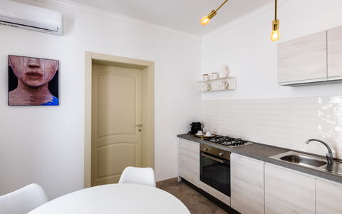 Alma Suite: Cabinetry, Håndvask, Countertop, Ejendom, Møbel, Billedramme, Køkkenvask, Hvid, Bygning, Tap